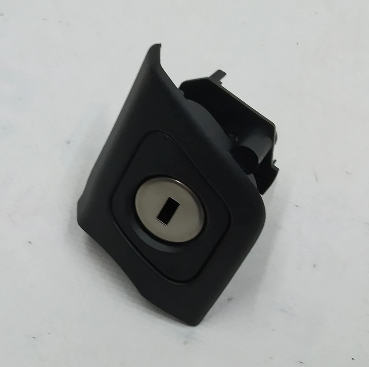 Кнопка открытия/закрытия бардачка (перчаточного ящика) в сборе с личинкой замка и кронштейном крепления BMW I3 51169284991