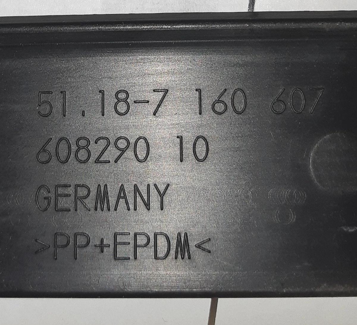 Кронштейн крепления заднего номерного знака BMW i3 51187160607