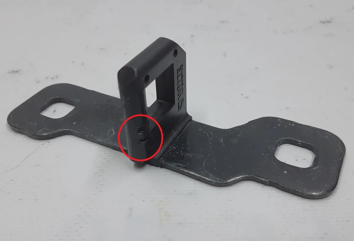 Петля закриття кришки багажника з пошкодженням BMW I3 51247248076