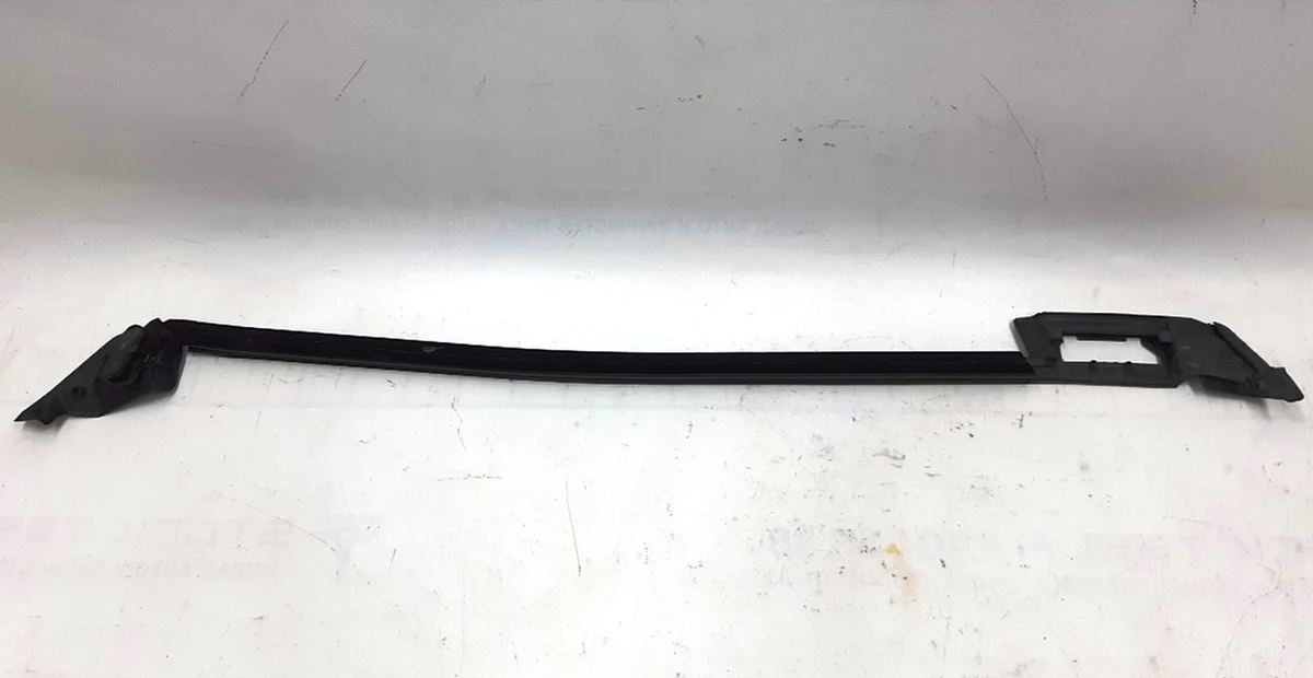 Ущільнювач скла дверей передньої правої внутрішній BMW I3 51337277050