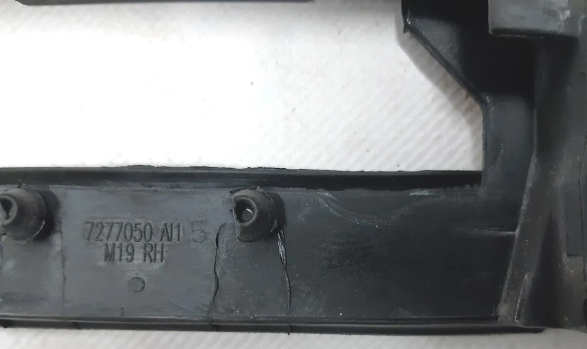 Ущільнювач скла дверей передньої правої внутрішній BMW I3 51337277050