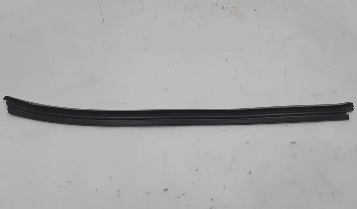 Уплотнитель стекла двери задней правой горизонтальный наружный BMW I3 51357277048