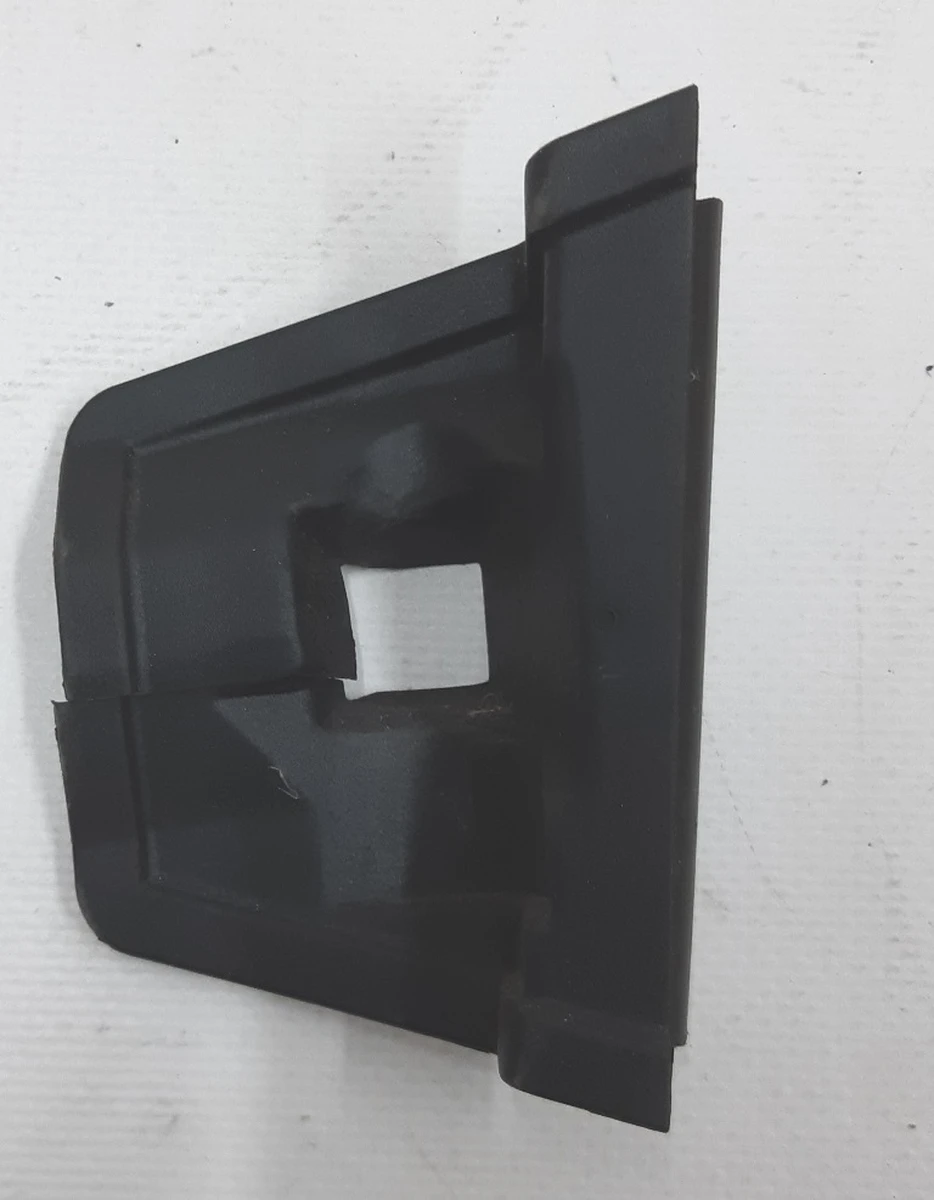 Накладка гумова петлі нижніх дверцят передньої лівої BMW I3 51417363175