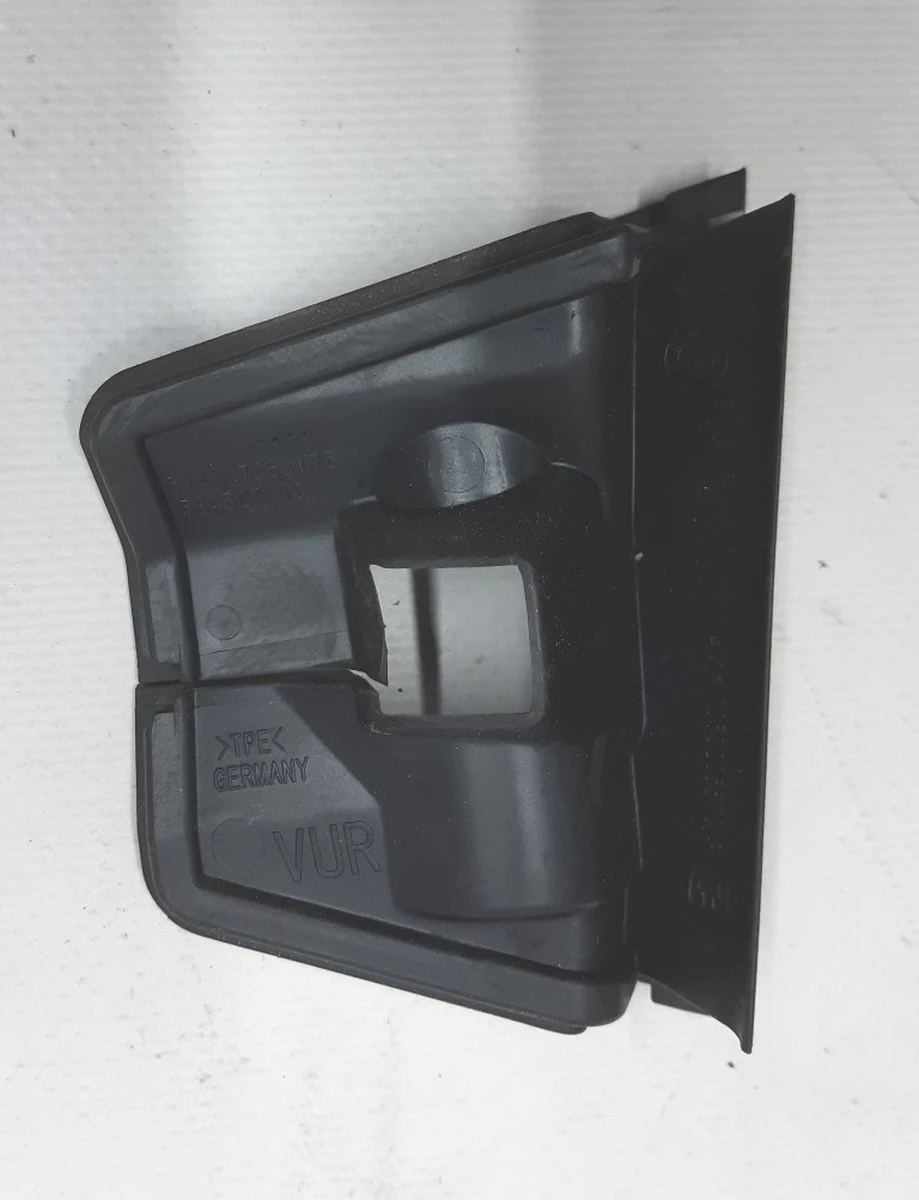 Накладка гумова петлі нижніх дверцят передньої правої BMW I3 51417363176