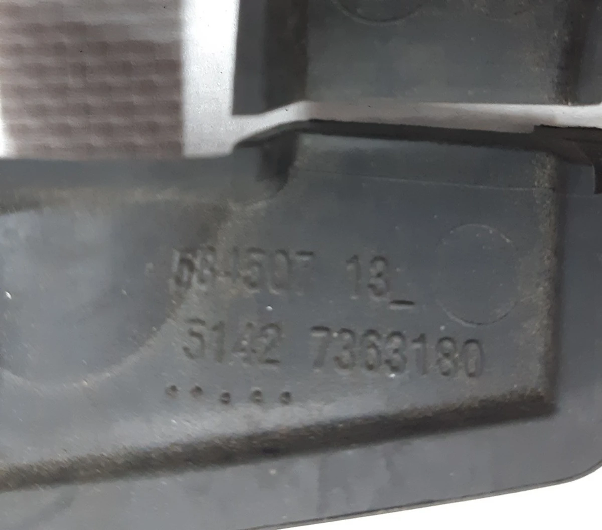 Накладка резиновая петли нижней двери задней правой BMW I3 51427363180