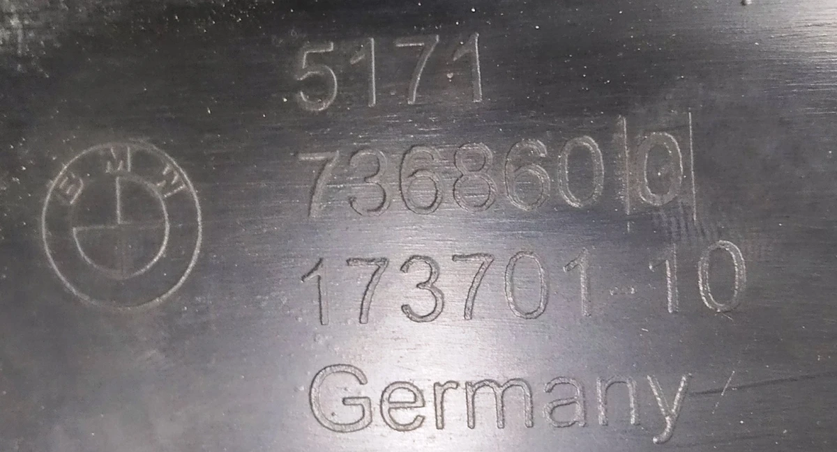 Подкрылок передний правый передняя часть в сборе с клипсой BMW i3 51717368600