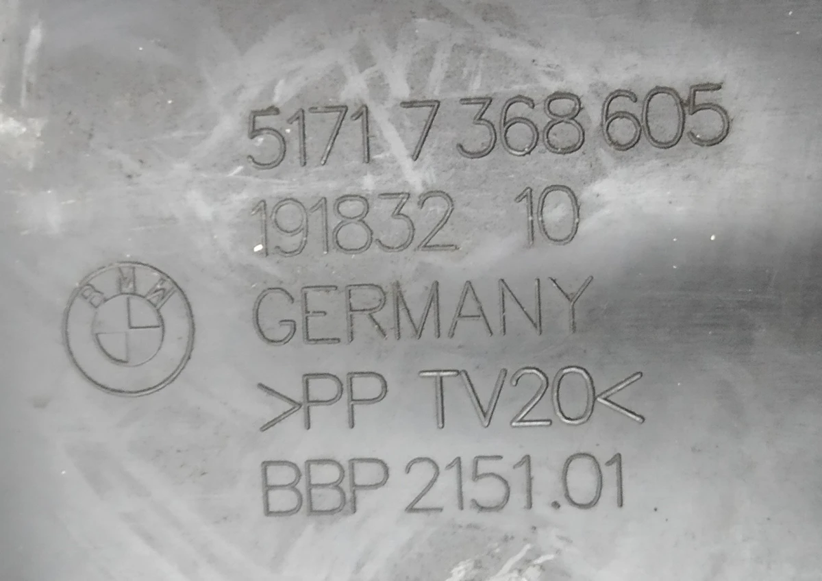 Крышка диффузора (воздуховода) центральная задняя BMW I3 51757368605