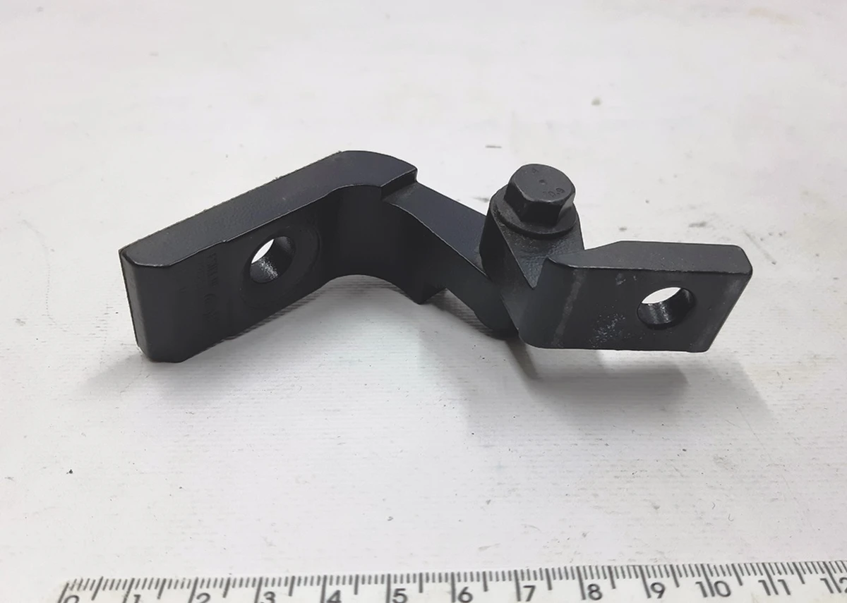 Петля двери передней левой нижняя BMW I3 51817266675