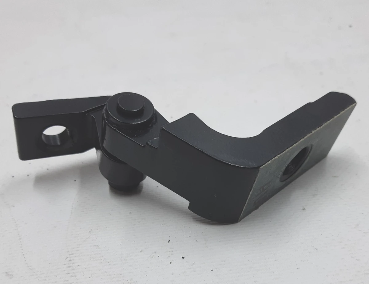 Петля двері передньої правої нижня BMW I3 51817266676