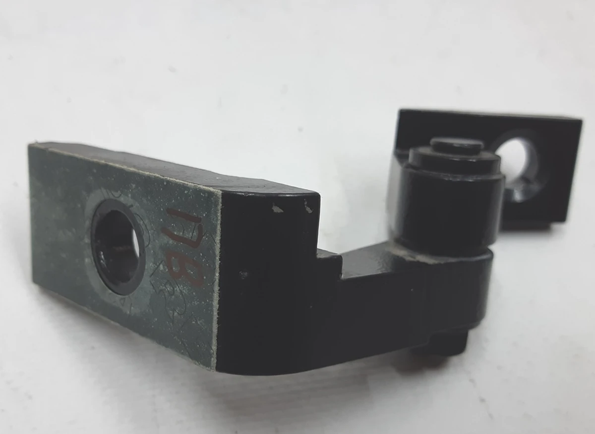 Петля двері передньої правої верхня BMW I3 51004820136