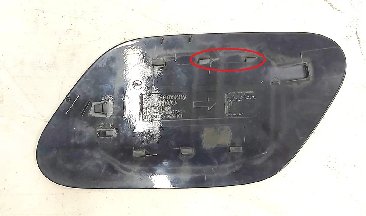 Кришка люка порту зарядки з пошкодженням Volkswagen E-GOLF 5G0809909