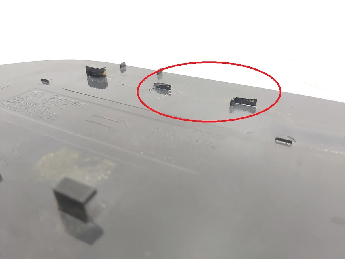 Кришка люка порту зарядки з пошкодженням Volkswagen E-GOLF 5G0809909