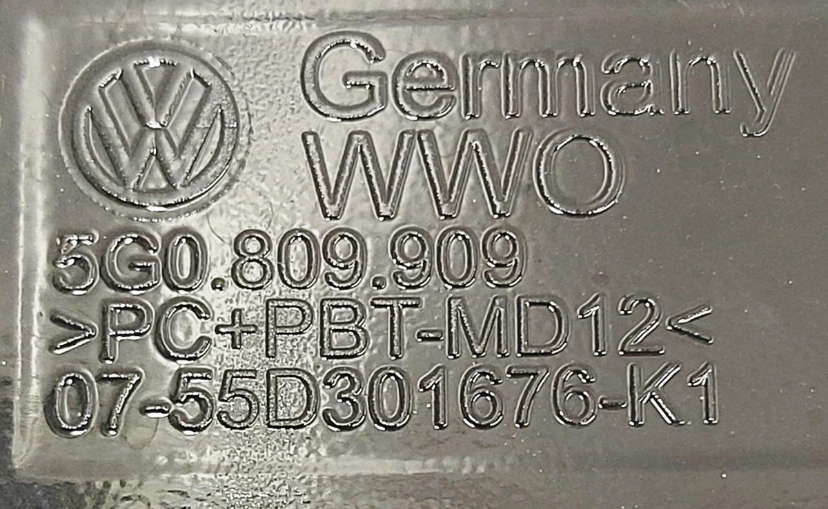 Кришка люка порту зарядки з пошкодженням Volkswagen E-GOLF 5G0809909