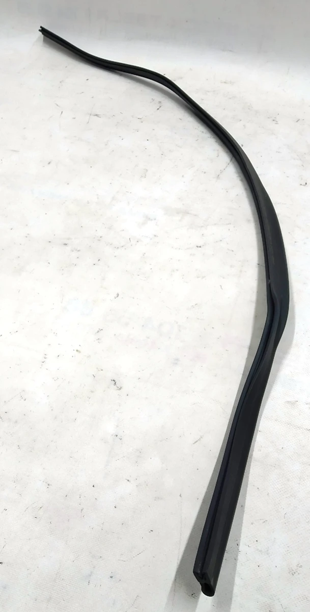 Уплотнитель капота задний резиновый 5G0823723B Volkswagen E-GOLF