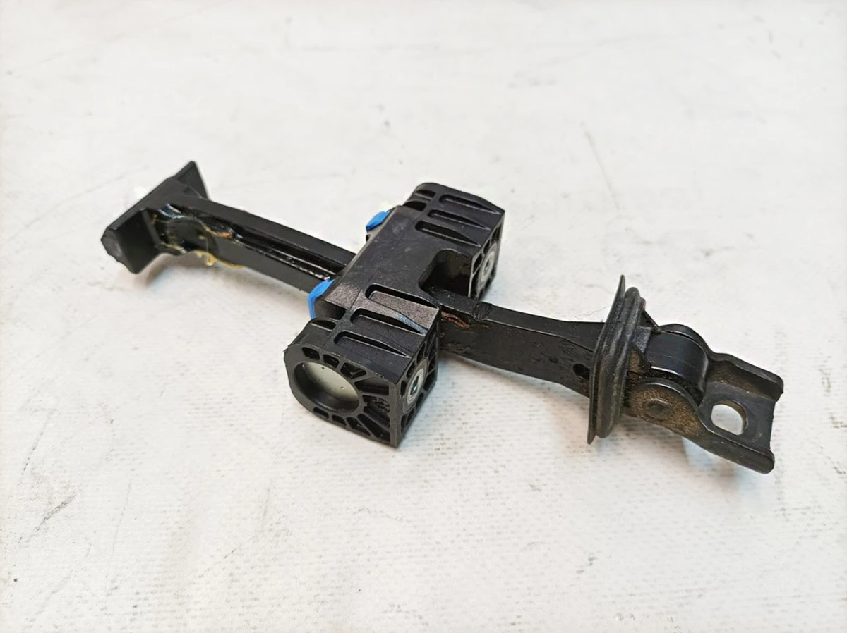 Обмежувач двері передньої лівої правої Volkswagen E-GOLF 5G0837249C