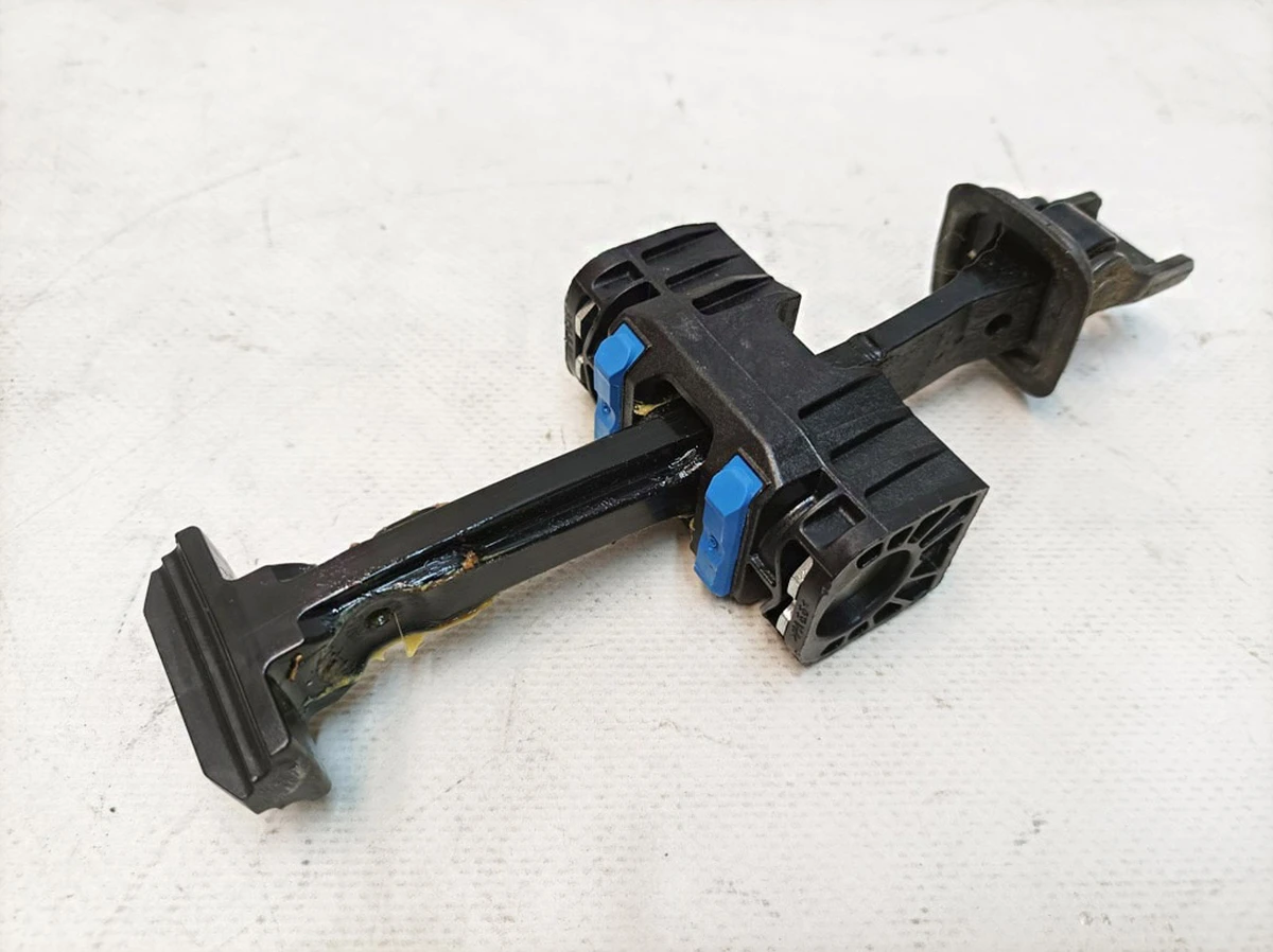 Обмежувач двері передньої лівої правої Volkswagen E-GOLF 5G0837249C