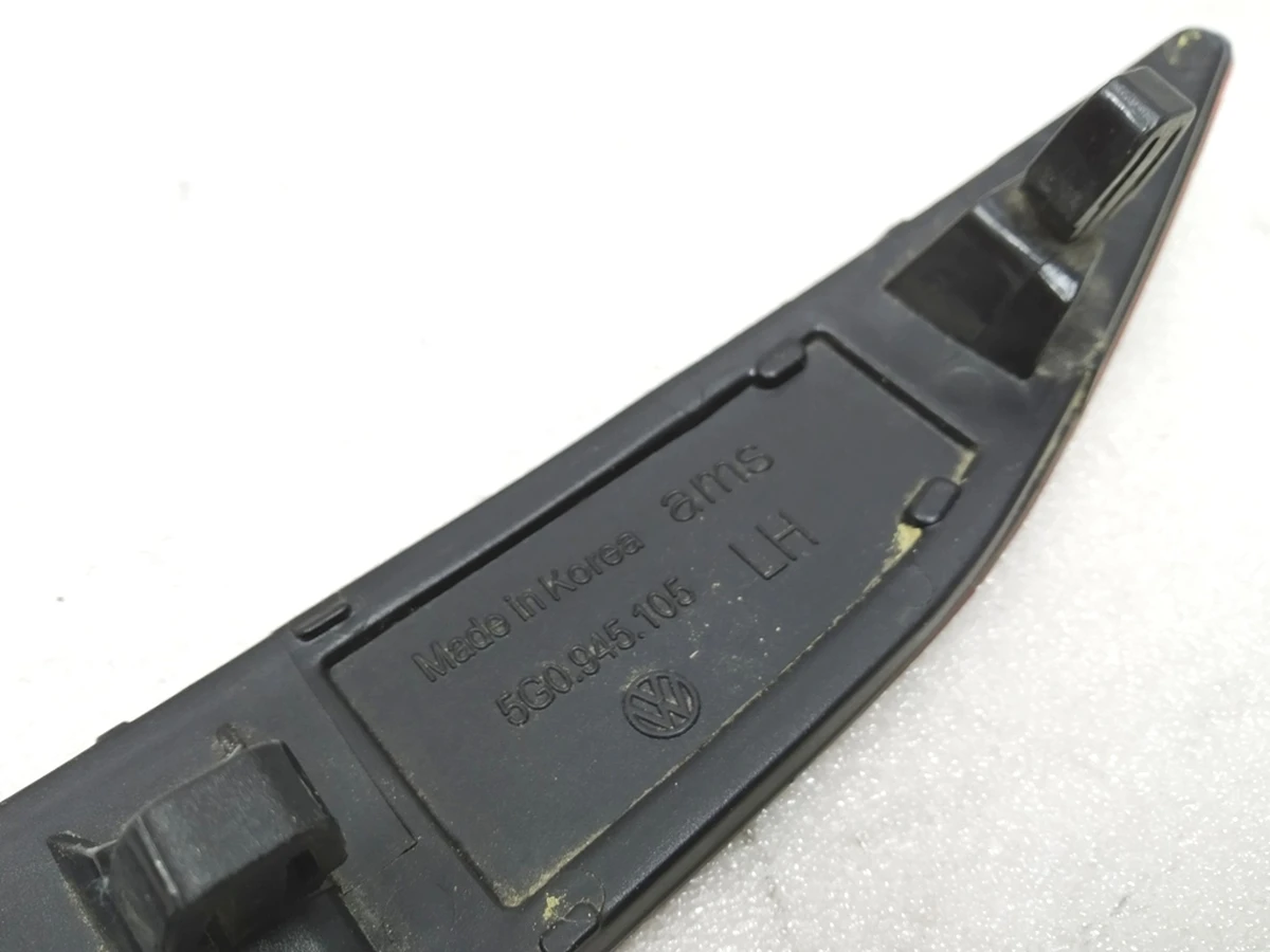 Светоотражатель бампера заднего левый Volkswagen E-GOLF 5G0945105