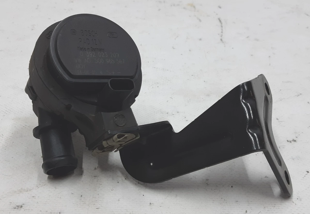 Coolant pump with bracket assembly 5G0965567 Volkswagen E-GOLF Coolant pump with bracket assembly 5G0965567 Volkswagen E-GOLF