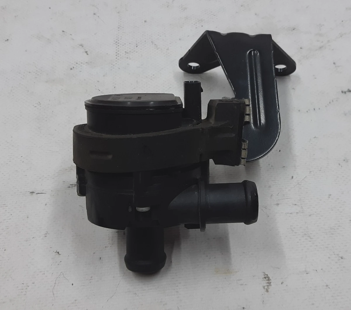 Coolant pump with bracket assembly 5G0965567 Volkswagen E-GOLF