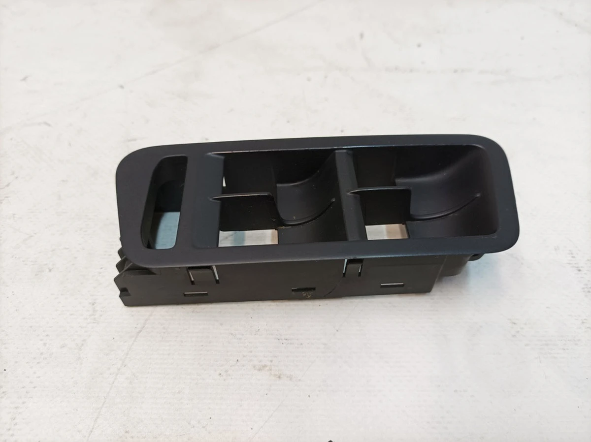 Накладка блока кнопок электростеклоподъемников (сторона водителя) Volkswagen E-GOLF 5G1867255C