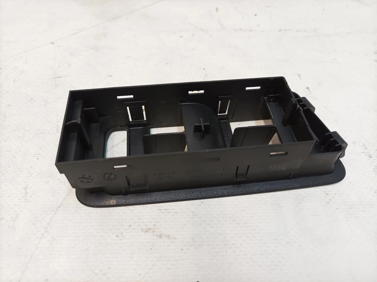 Накладка блока кнопок электростеклоподъемников (сторона водителя) Volkswagen E-GOLF 5G1867255C