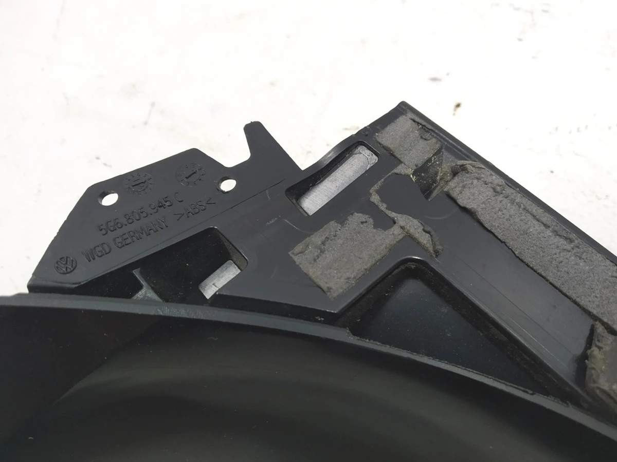 Спойлер крышки багажника боковой левый Volkswagen E-GOLF 5G6805945