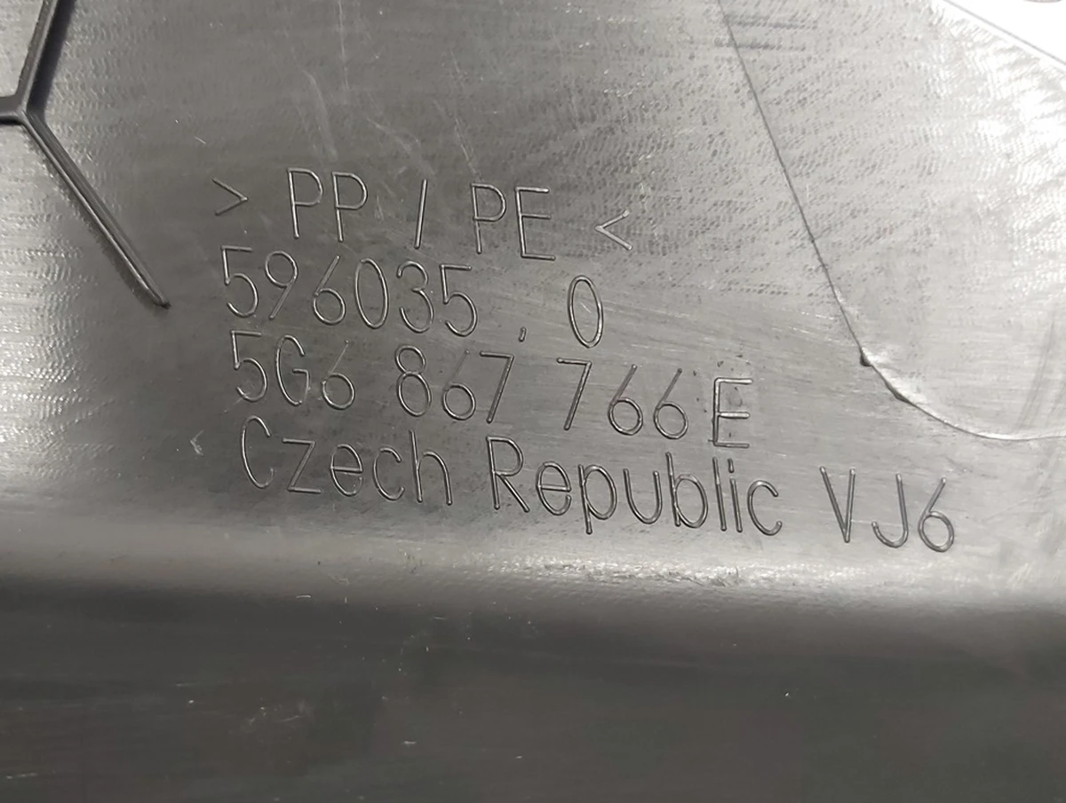 Облицовка стойки C (колёсной арки) нижняя правая 5G6867766E Volkswagen E-GOLF