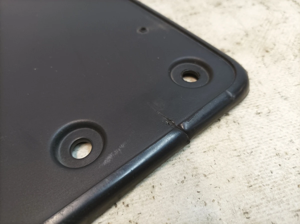 Кронштейн номерного знака передний чёрный satinschwarz с повреждением Volkswagen E-GOLF 5GE807287A