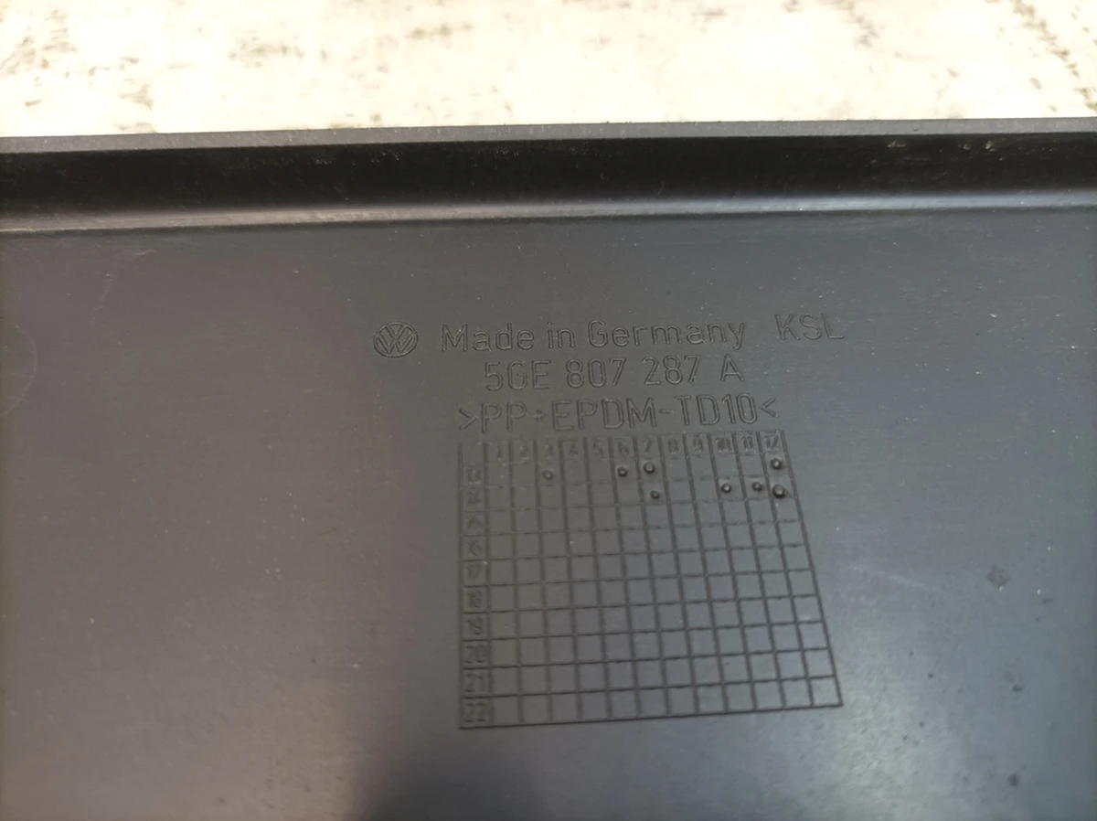 Кронштейн номерного знака передний чёрный satinschwarz с повреждением Volkswagen E-GOLF 5GE807287A