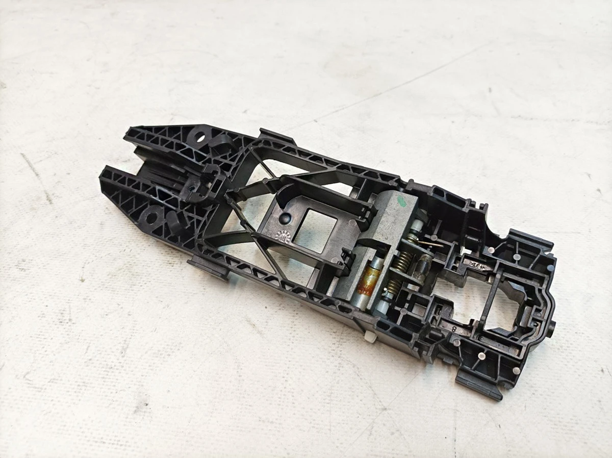 Опорный элемент наружной ручки двери передней правой Volkswagen E-GOLF 5N0839885H