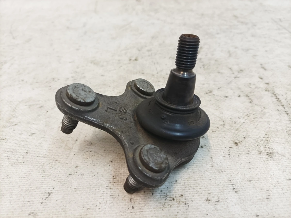 Шаровая опора рычага подвески переднего левого повреждена Volkswagen E-GOLF 5Q0407365A