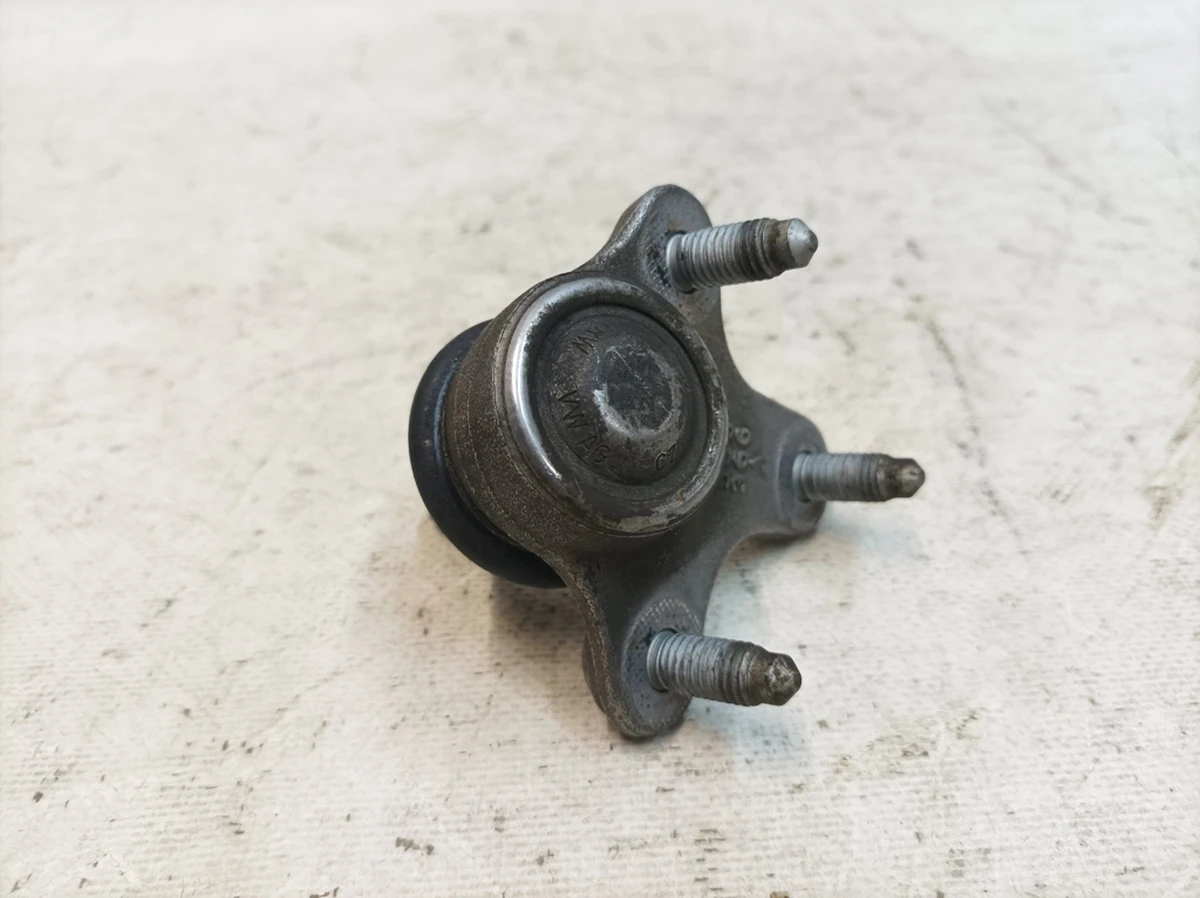 Шаровая опора рычага подвески переднего правого повреждена Volkswagen E-GOLF 5Q0407366A