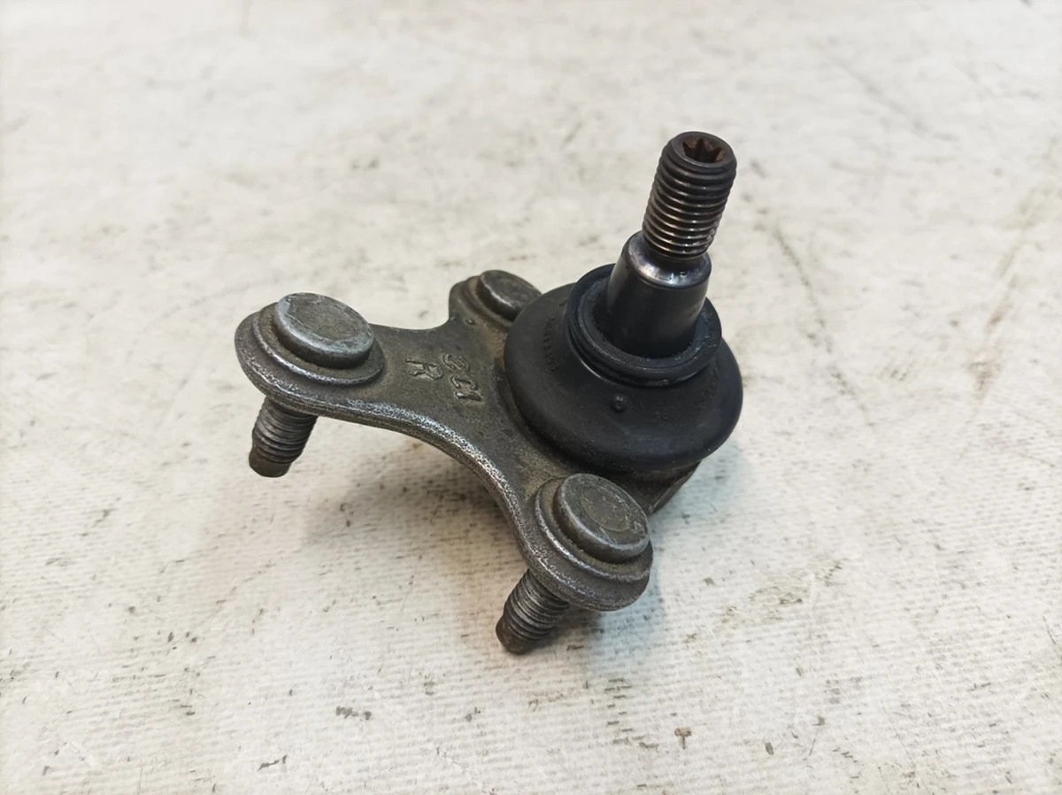 Шаровая опора рычага подвески переднего правого повреждена Volkswagen E-GOLF 5Q0407366A