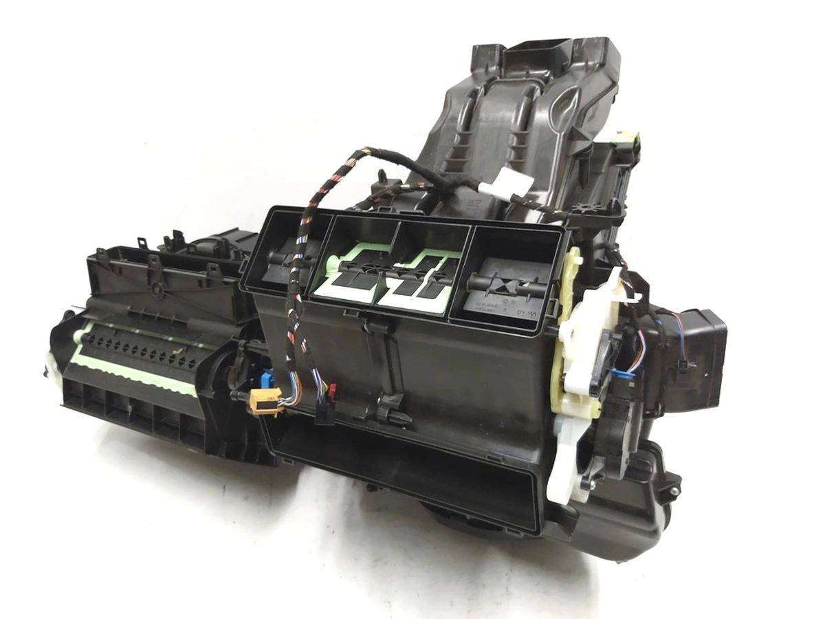 Система обогрева и кондиционирования салона (печка) в сборе Volkswagen E-GOLF 5Q0820005F