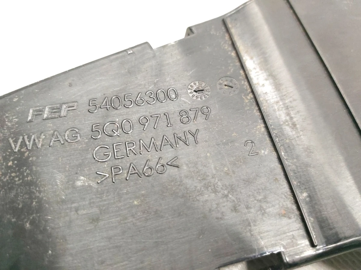 Верхняя часть кабельного канала VW E-GOLF 5Q0971879