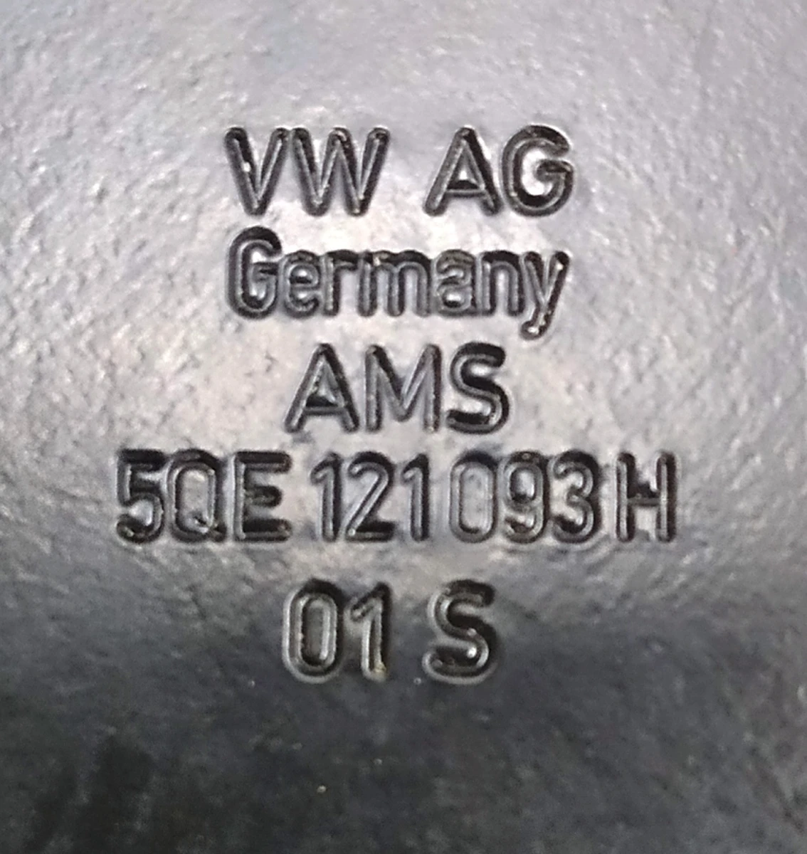 Кронштейн кріплення насоса і клапана системи охолодження в зборі з болтами і хомутом 5QE121093H Volkswagen E-GOLF