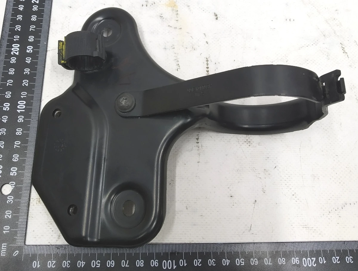 Кронштейн кріплення насоса і клапана системи охолодження в зборі з болтами і хомутом 5QE121093H Volkswagen E-GOLF