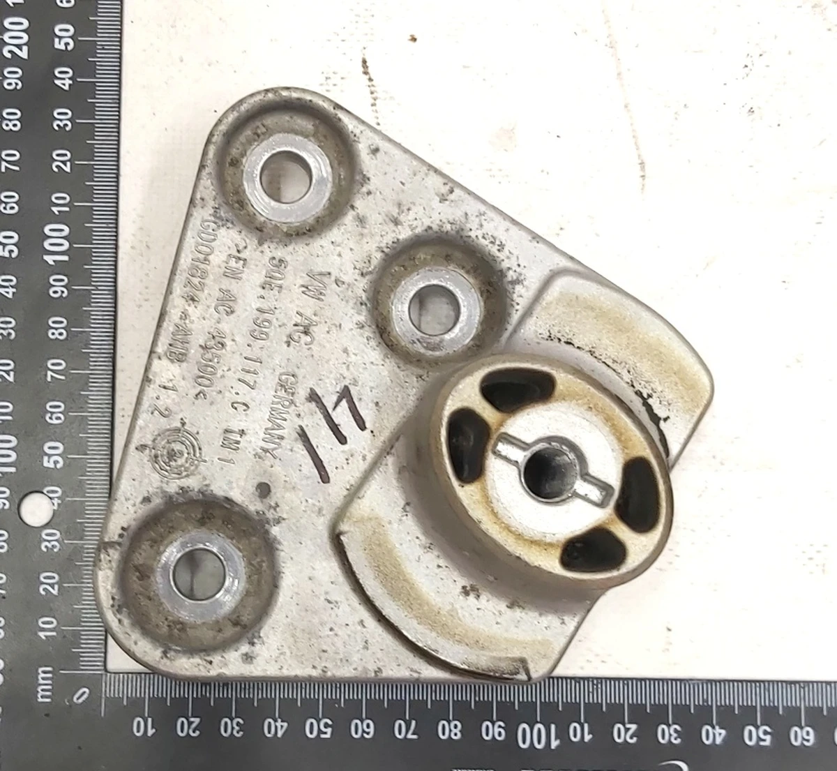 Engine mount support left Volkswagen E-GOLF 5QE199117C