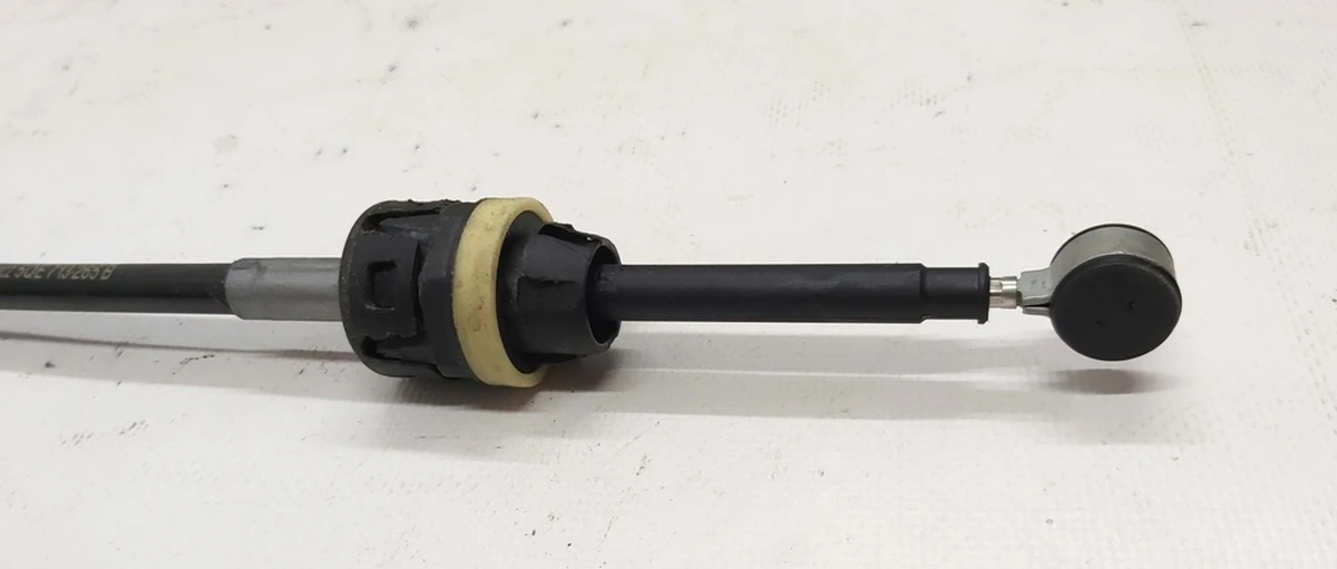 Трос механизма переключения передач в сборе с кронштейном Volkswagen E-GOLF 5QE713265B