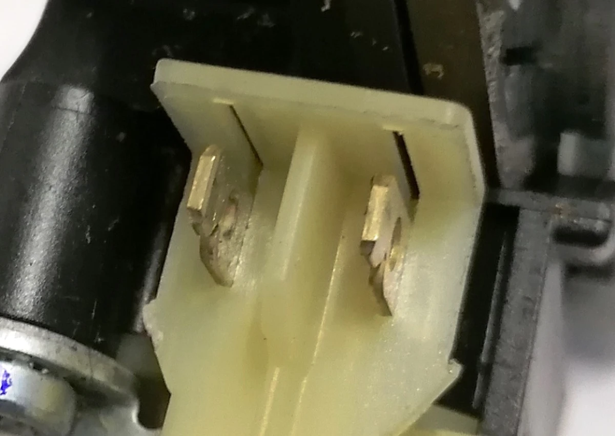 5 Електродвигун регулювання висоти пасажирського сидіння Tesla model S 1013123-03-B