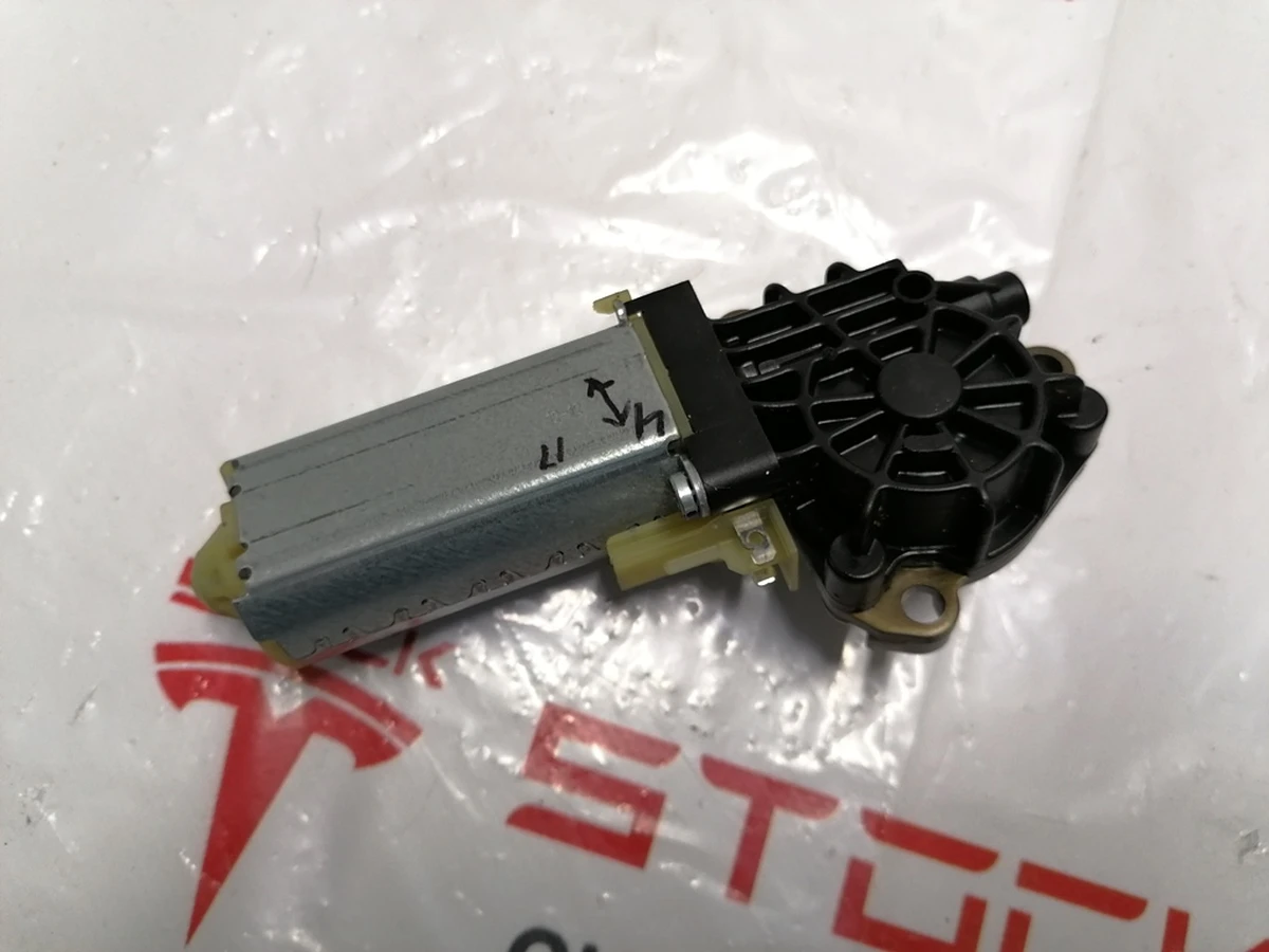 5 Електродвигун регулювання висоти пасажирського сидіння Tesla model S 1013123-03-B