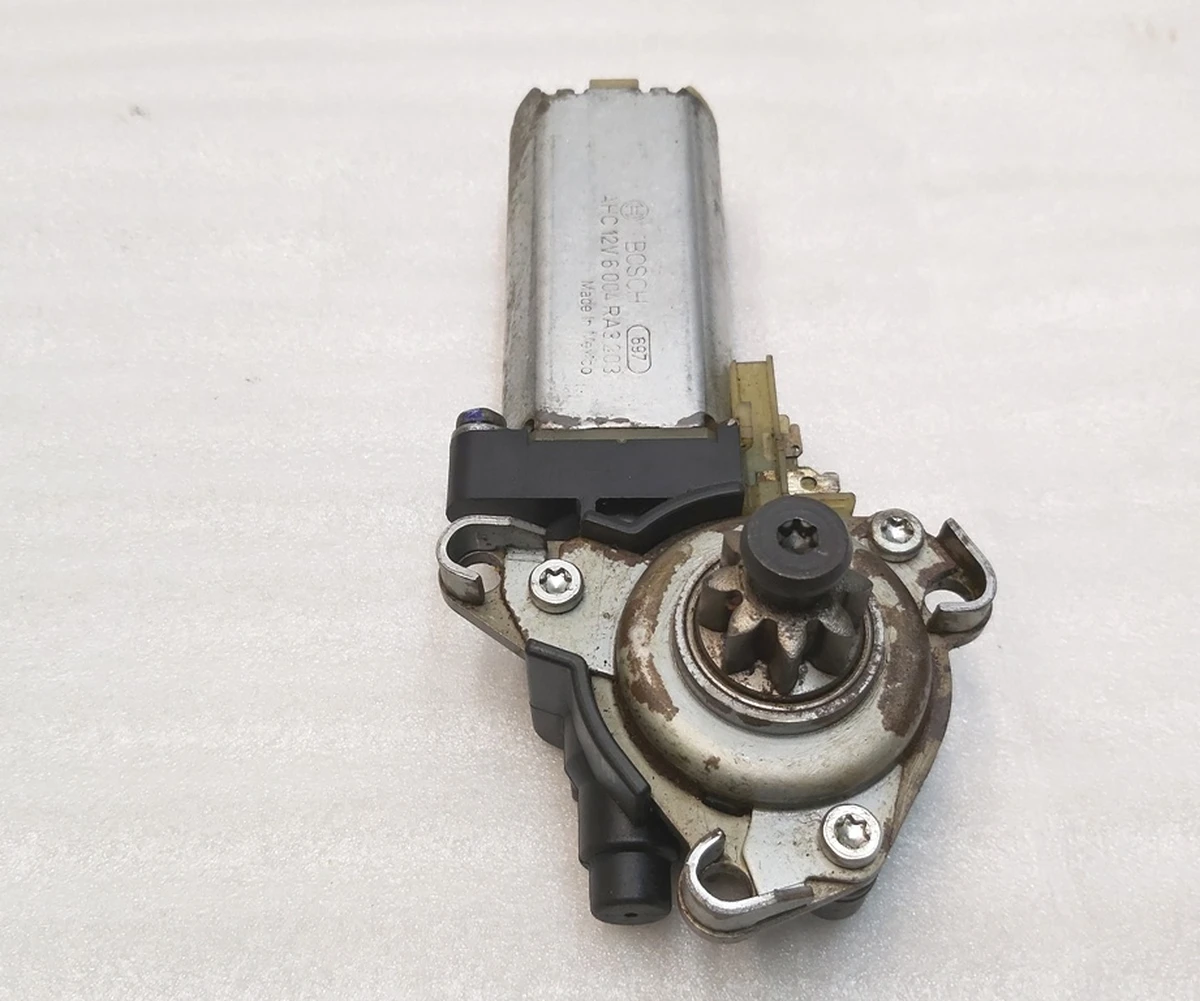 5 Електродвигун регулювання висоти сидіння 1-го ряду Tesla model S, model S REST, model X 1013111-00-A