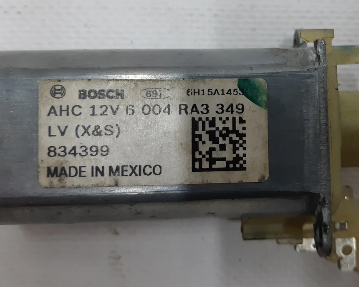 Електродвигун приводу механізму регулювання довжини рульової колонки Tesla Tesla model X, S, REST 0390203402