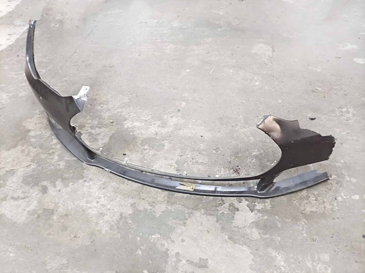 1 Бампер передній під 4 парктроніки PBCW (у плівці) з пошкодженням Tesla model S 1068759-00-A