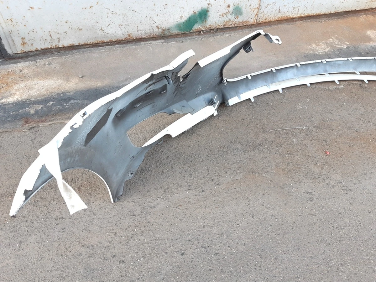 1 Бампер передний под 4 парктроника PBCW с повреждением Tesla model S 1068759-00-A