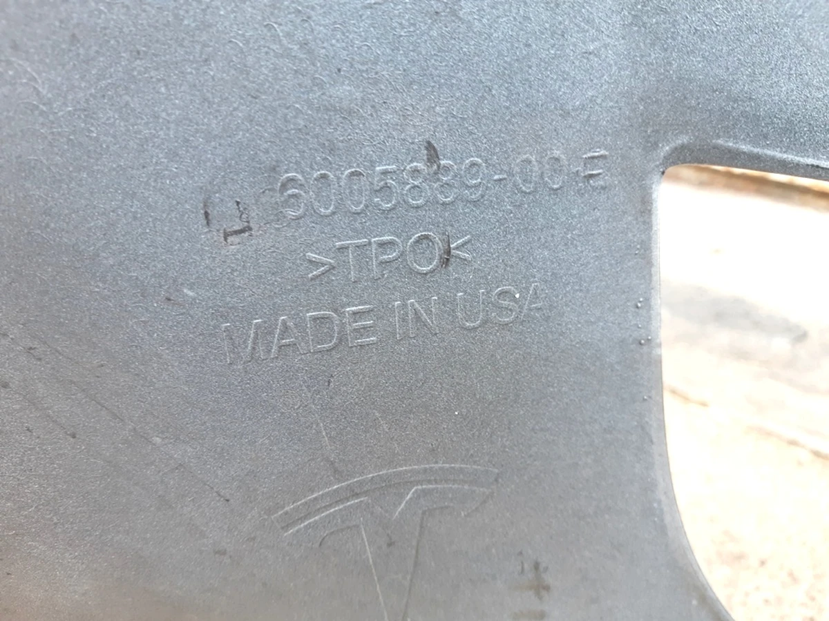 1 Бампер передний под 4 парктроника PBCW с повреждением Tesla model S 1068759-00-A