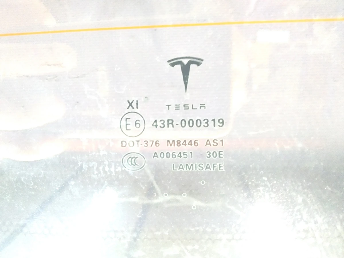 1 Скло кришки багажника з пошкодженням Tesla model S, model S REST 6005898-90-F
