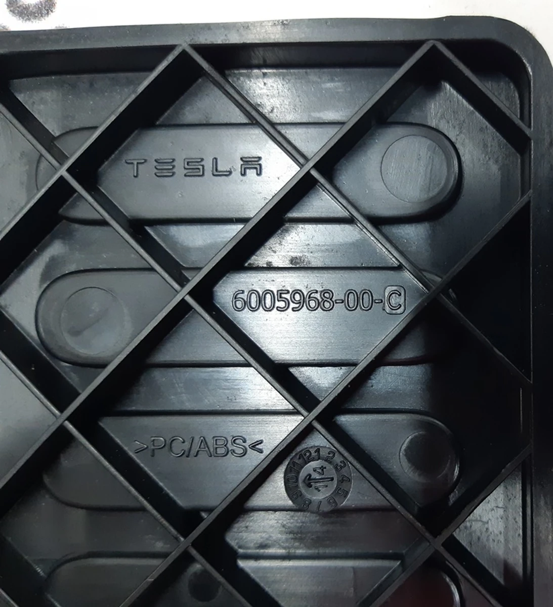 2 RWK, FOOT REST, DRIVER Tesla model S, model S REST 6005968-88-C