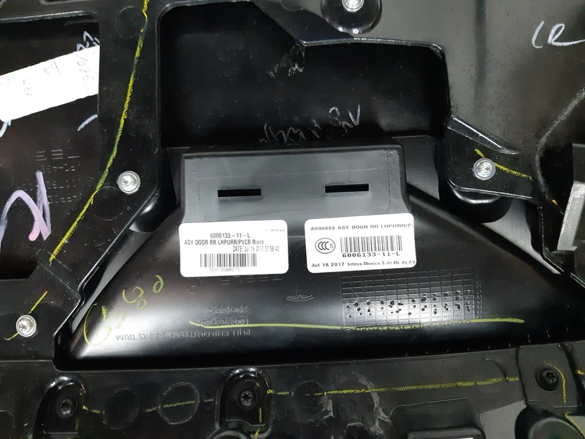 2 Карта двери задней левой в сборе PURB/PVCB/PVCB BLACK с повреждением Tesla model S, model S REST 6006133-11-L