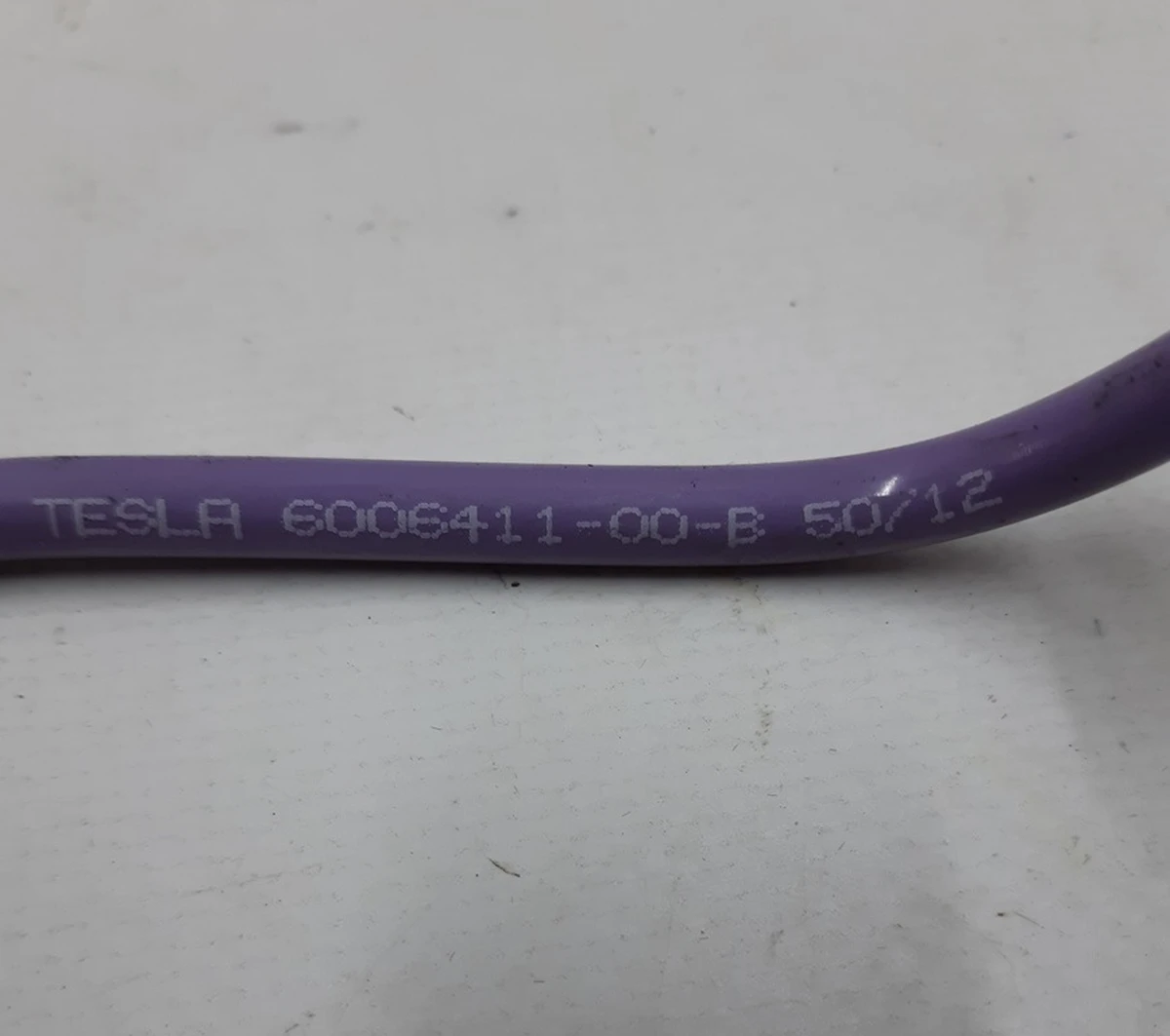 27 Трубка блоку клапанів пневмопідвіски (велика) Tesla model S 6006411-00-B